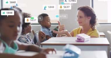 Medya simgelerinin kadın öğretmenlerden öğrenen çeşitli okul çocukları üzerinde oluşturulması. Teknoloji, eğitim ve dijital arayüz kavramı, dijital olarak oluşturulmuş video.