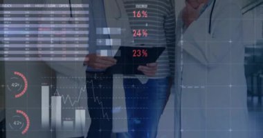 Çeşitli doktorların istatistik ve veri işleme animasyonları. Küresel tıp, bağlantılar, hesaplama ve veri işleme kavramı, dijital olarak oluşturulmuş video.