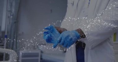 Hastanedeki Afrikalı Amerikalı erkek doktor üzerinde DNA iplikçikleri ve veri işleme animasyonu. Küresel tıp, sağlık, bilgisayar ve dijital arayüz kavramı, dijital olarak oluşturulmuş video.