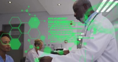 Hastanedeki çeşitli doktorlar üzerinde beyin ve moleküllerle veri işleme animasyonu. Küresel tıp, sağlık, bilim ve dijital arayüz kavramı, dijital olarak üretilen video.