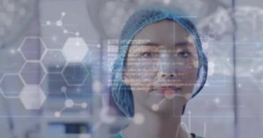 Hastanedeki Asyalı kadın cerrah yerine moleküller ve beyinlerle veri işleme animasyonu. Küresel tıp, bilim, bilgisayar ve dijital arayüz kavramı, dijital olarak oluşturulmuş video.