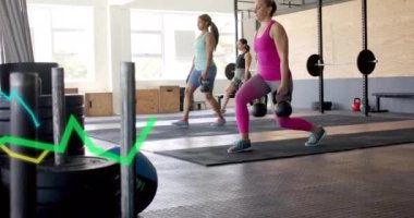 Spor salonunda egzersiz yapan farklı kadınların diyagramlarının animasyonu. Teknoloji, spor ve dijital arayüz kavramı, dijital olarak üretilen video.