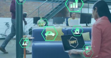 Modern ofiste çalışan çeşitli iş adamları üzerine NFT metin animasyonu. Engelleme zinciri, teknoloji, dijital, yenilik, çeşitlilik, takım çalışması