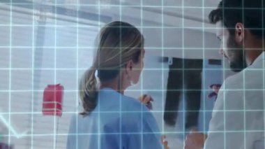 Hastanede çalışan çeşitli doktorların veri işleme animasyonları. Küresel tıp, sağlık, bilgisayar ve dijital arayüz kavramı, dijital olarak oluşturulmuş video.