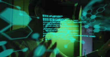 Sunucu odasında VR kulaklığı kullanarak Asyalı iş adamının beyniyle veri işleme animasyonu. Küresel bilim, teknoloji, bilgisayar ve dijital arayüz kavramı, dijital olarak oluşturulmuş video.