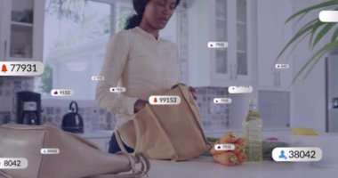 Mutfakta paketleri açan kadınla ilgili sosyal medya bilgilendirmeleri. Teknoloji, ev, dijital, etkileşim