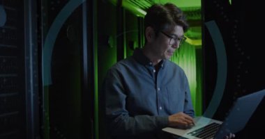 Sunucu odasındaki Asyalı erkek işçiyi tarama ve asma kilit animasyonu. Teknoloji, iş ve dijital arayüz kavramı, dijital olarak üretilen video.