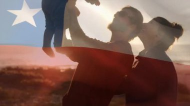 Şili bayrağının beyaz anne ve babayla kumsaldaki bebek üzerinde canlandırılması. Bayraklar, ülkeler, vatanseverlik ve yaşam tarzı konsepti, dijital olarak oluşturulmuş video.