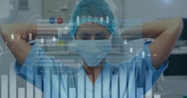 Beyaz kadın cerrahın istatistik ve veri işleme animasyonu. Küresel tıp, bağlantılar, hesaplama ve veri işleme kavramı, dijital olarak oluşturulmuş video.