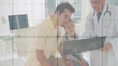 Kafkas erkek doktorların hastalarla konuşup röntgen çekerken karelerin animasyonu. Teknoloji, tıp ve dijital arayüz kavramı, dijital olarak üretilen video.