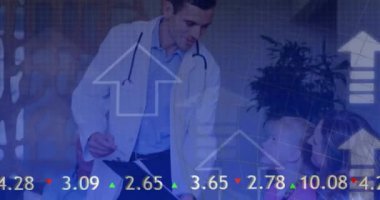 Çeşitli erkek doktor ve hastalar üzerinde finansal veri işleme animasyonu. Küresel tıp, sağlık, finans ve dijital arayüz kavramı, dijital olarak üretilen video.