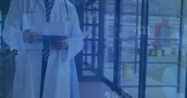 Hastanedeki beyaz erkek doktor üzerinde finansal veri işleme animasyonu. Küresel tıp, sağlık ve dijital arayüz kavramı, dijital olarak üretilen video.