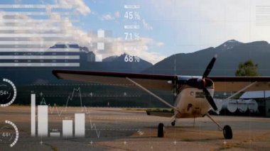 Dağların yakınına park edilmiş küçük bir uçağın haritaları ve grafikleri. Havacılık, ulaşım, analiz, veri, görselleştirme, doğa