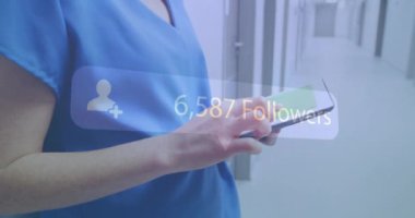 Tablet kullanan beyaz kadın doktorun takipçi sayısının artması. Küresel sosyal medya, iletişim ve dijital arayüz kavramı, dijital olarak oluşturulmuş video.