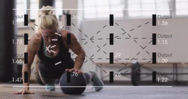 Beyazlı bir kadının spor salonunda egzersiz yapması üzerine veri işleme animasyonu. Teknoloji, spor ve dijital arayüz kavramı, dijital olarak üretilen video.
