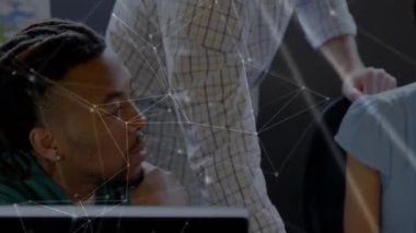 Ofisteki çeşitli iş adamlarıyla olan bağlantıların animasyonu. Küresel finans, işletme, bağlantılar, hesaplama ve veri işleme kavramı, dijital olarak oluşturulmuş video.