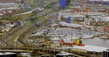 Yoğun yolları ve limanı olan şehir manzarası, olay yeri üzerinde mavi geometrik şekiller. şehir, trafik, teknoloji, modern, ufuk çizgisi