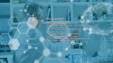 Bilimsel veri işleme ve insan beyninin laboratuvardaki beyaz erkek bilim adamı üzerinde canlandırılması. Küresel bilim, bağlantılar, hesaplama ve veri işleme kavramı, dijital olarak oluşturulmuş video.