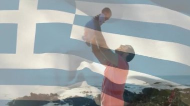 Yunan bayrağının sahilde beyaz bir baba ve bebek üzerinde canlandırılması. Bayraklar, ülkeler, vatanseverlik ve yaşam tarzı konsepti, dijital olarak oluşturulmuş video.