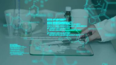 Veri işleme ve kimyasal formülün, laboratuarda deney yapan Kafkas bilim adamı üzerindeki animasyonu. Tıp, teknoloji ve dijital arayüz kavramı, dijital olarak oluşturulmuş video.