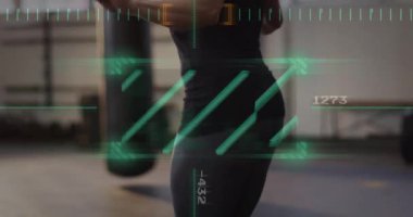 Spor salonunda ip atlayan beyaz bir kadın için veri işleme animasyonu. Teknoloji, spor ve dijital arayüz kavramı, dijital olarak üretilen video.