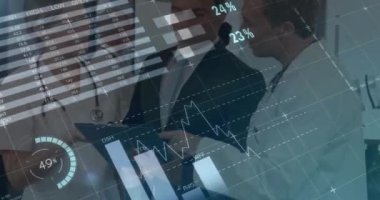 Çeşitli doktorların istatistik ve veri işleme animasyonları. Küresel tıp, bağlantılar, hesaplama ve veri işleme kavramı, dijital olarak oluşturulmuş video.