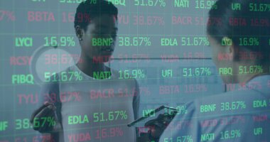 Çeşitli kadınların, dijital tablet üzerinden iş arkadaşına fikirlerini açıklayan ticaret kurulu görüntüsü. Dijital bileşik, çoklu pozlama, borsa, iş, ofis, takım çalışması ve teknoloji kavramı.