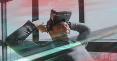 VR kulaklık takan adamın tarama ve veri işleme görüntüsü. veri işleme, bağlantılar ve teknoloji konsepti dijital olarak oluşturulmuş görüntü.