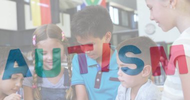 Tablet kullanan öğrencilerin üzerine renkli yapboz parçaları ve otizm metinleri. otizm, öğrenme güçlüğü, destek ve farkındalık kavramı dijital olarak oluşturulmuş görüntü.