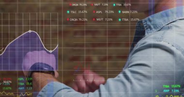 Kafkasyalı iş adamının hesaplarını kontrol ettiği mali veri işleme görüntüsü. Küresel finans, iş, bağlantılar, hesaplama ve veri işleme kavramı dijital olarak oluşturuldu.