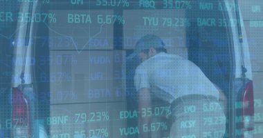 Mali veri işleme görüntüsü. Beyaz bir teslimatçının arabasının bagajını boşaltması. Küresel finansman, iş ve dijital arayüz kavramı dijital olarak oluşturulmuş görüntü.