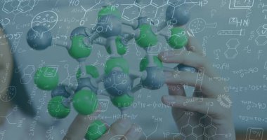 Matematiksel denklemler tasviri. Sınıfta modelleri olan melez bir kadın üzerinde. okul ve eğitim kavramı dijital olarak oluşturulmuş imaj.