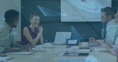 Çeşitli meslektaşların toplantı odasında fikir ve proje tartışmaları üzerine bilgi arayüzü görüntüsü. Dijital bileşim, iş, rapor, ilerleme, takım çalışması, planlama, toplantı ve ofis.