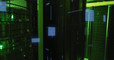 Bilgisayar sunucularında devre kartı ve veri işleme resmi. Küresel iş, bağlantılar, hesaplama ve veri işleme kavramı dijital olarak oluşturulmuş resim.