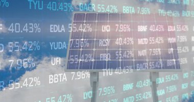 Mavi gökyüzüne karşı güneş paneli üzerinde işlenen borsa verilerinin görüntüsü. Küresel ekonomi ve güneş enerjisi teknolojisi kavramı