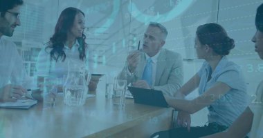 Ofiste toplanan çeşitli iş adamlarıyla ilgili finansal veri işleme resmi. Küresel iş, finans ve dijital arayüz kavramı dijital olarak oluşturulmuş görüntü.