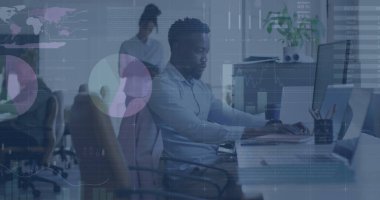 Ofiste çalışan iş adamlarının istatistik ve mali veri işleme görüntüsü. Küresel iş, finans, bilgisayar ve veri işleme kavramı dijital olarak oluşturulmuş görüntü.