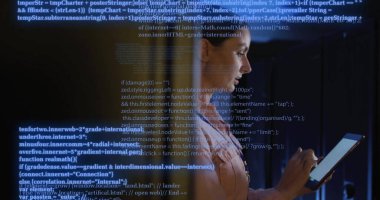 Bilgisayar sunucuları tarafından beyaz kadın üzerinde devre kartı ve veri işleme görüntüsü. Küresel iş, bağlantılar, hesaplama ve veri işleme kavramı dijital olarak oluşturulmuş resim.