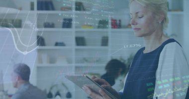 Ofiste çalışan çeşitli iş adamlarının finansal veri işleme görüntüsü. Küresel iş, finans ve dijital arayüz kavramı, dijital olarak oluşturulmuş görüntü.