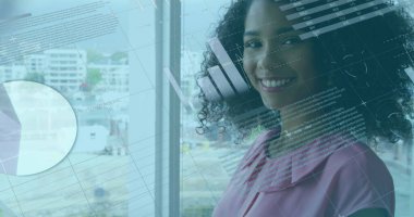 Bilgisayarı kullanan Afro-Amerikan iş kadınının veri işleme görüntüsü. küresel iş, finans, bağlantılar ve dijital arayüz konsepti dijital olarak oluşturulmuş görüntü.