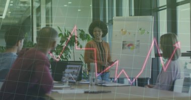 Ofisteki çeşitli iş adamlarıyla ilgili finansal veri işleme resmi. Küresel iş, hesaplama, dijital arayüz ve veri işleme kavramı dijital olarak oluşturuldu.