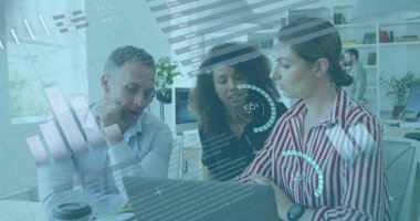 Ofiste çalışan farklı insanların veri işleme görüntüsü. Küresel iş, hesaplama, dijital arayüz ve veri işleme kavramı dijital olarak oluşturuldu.