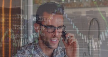 Akıllı telefondan yüksek binaya karşı konuşan melez bir adamın mali veri işleme görüntüsü. Küresel ekonomi ve iş teknolojisi kavramı