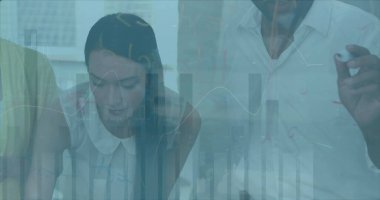 Ofisteki çeşitli iş adamlarıyla ilgili finansal veri işleme resmi. Küresel iş, finans, bilgisayar ve veri işleme kavramı dijital olarak oluşturulmuş görüntü.