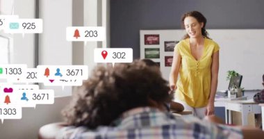 Medya simgelerinin kadın öğretmenlerden öğrenen çeşitli okul çocukları üzerinde oluşturulması. Teknoloji, eğitim ve dijital arayüz kavramı, dijital olarak oluşturulmuş video.