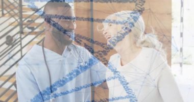 DNA iplikçiklerinin animasyonu ve çeşitli erkek doktor ve kıdemli hasta arasındaki bağlantı ağı. Küresel bilim, tıp, sağlık, yaşam tarzı ve dijital arayüz kavramı, dijital olarak oluşturulmuş video.