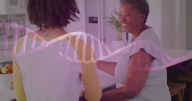 Yetişkin kızıyla birlikte kıdemli Afrikalı Amerikalı bir kadının DNA 'sının animasyonu. Küresel bilim, tıp, sağlık, yaşam tarzı ve dijital arayüz kavramı, dijital olarak oluşturulmuş video.