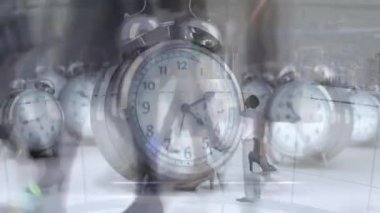 Animasyon, iş adamları üzerindeki alarmlı saatlerin hızlı hareket etmesiyle başladı. Küresel finans, iş dünyası, bağlantılar, bulut hesaplama ve veri işleme kavramı, dijital olarak oluşturulmuş video.