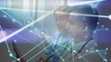 Hastanedeki çeşitli doktorların ışık yollarıyla olan bağlantılarının animasyonu. Küresel tıp, sağlık, bağlantılar ve dijital arayüz kavramı, dijital olarak üretilen video.