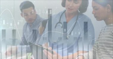 Bekleme odasındaki çeşitli kadın doktor ve hastalar üzerinde finansal veri işleme animasyonu. Küresel tıp, sağlık, finans ve dijital arayüz kavramı, dijital olarak üretilen video.